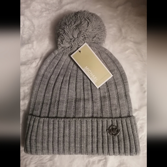 Michael Kors tuque - Picture 2 of 4